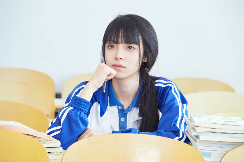 教室里努力看书学习备战高考的女高中生