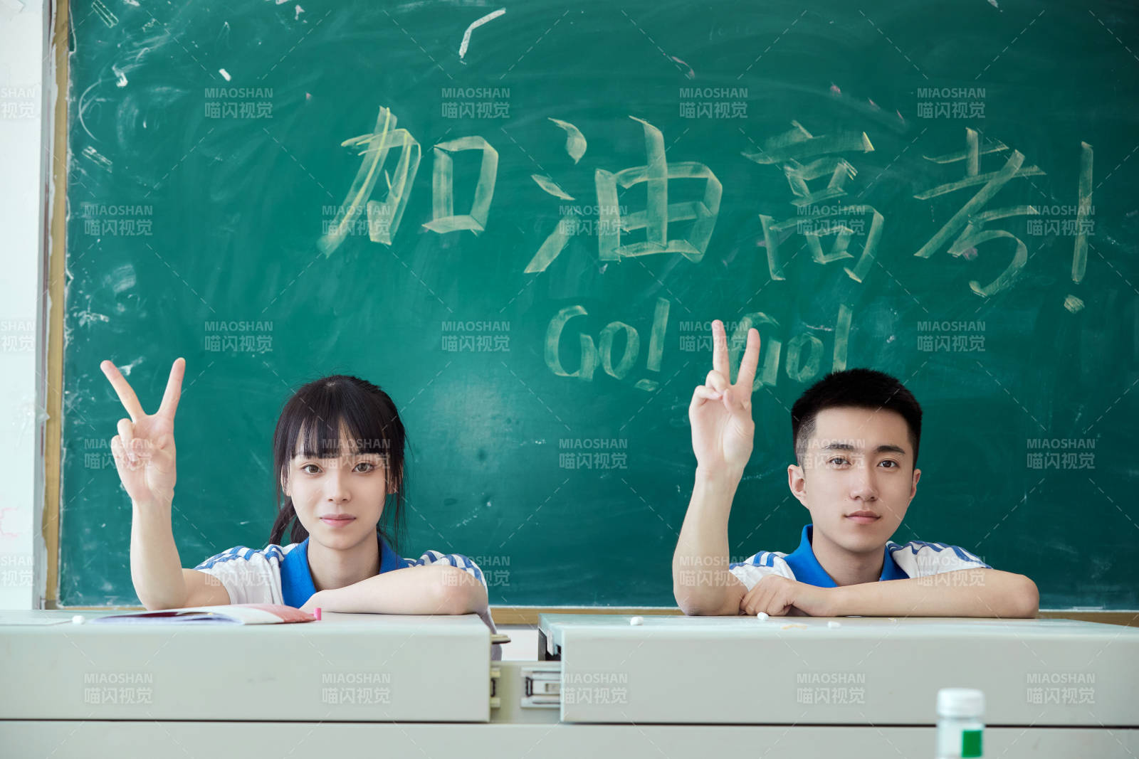 教室里講臺上為高考加油激勵的高中生