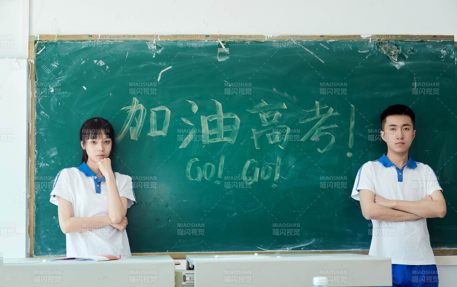 教室里講臺上為高考加油激勵的高中生