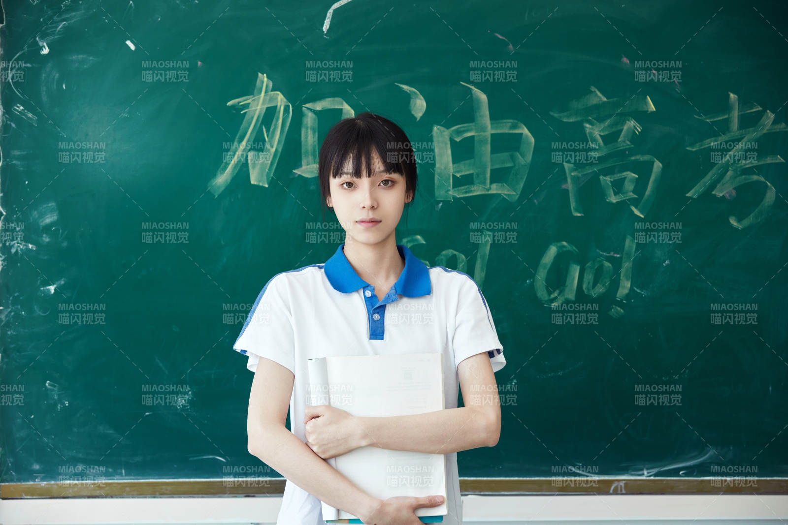 教室里講臺上為高考加油激勵的高中生