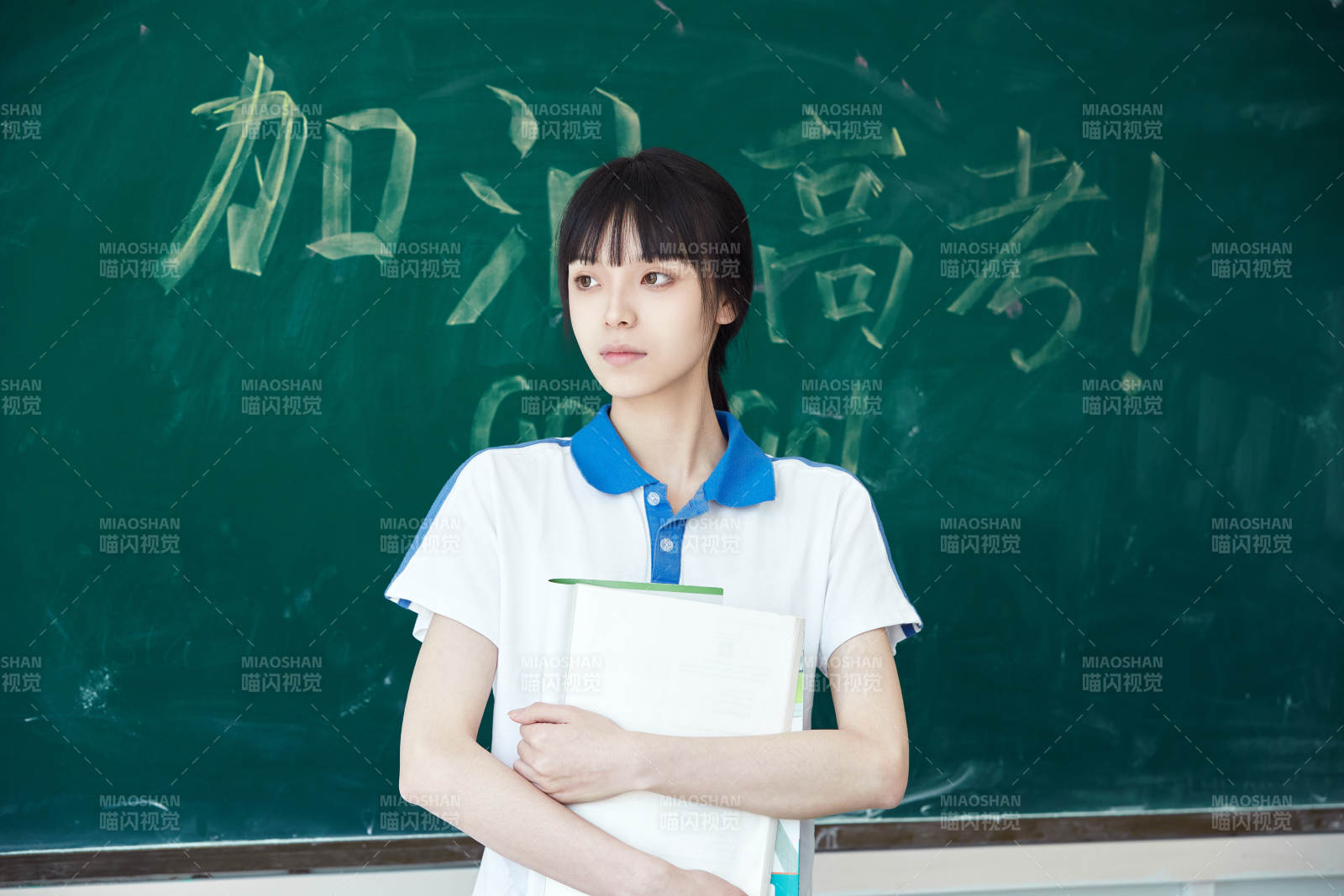 教室里講臺上為高考加油激勵的高中生