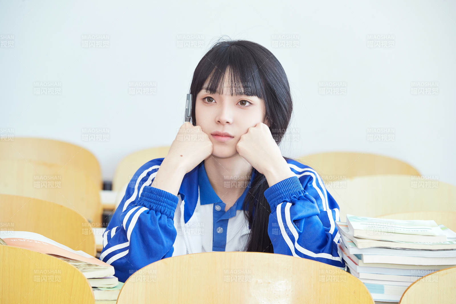 教室里努力看书学习备战高考的女高中生