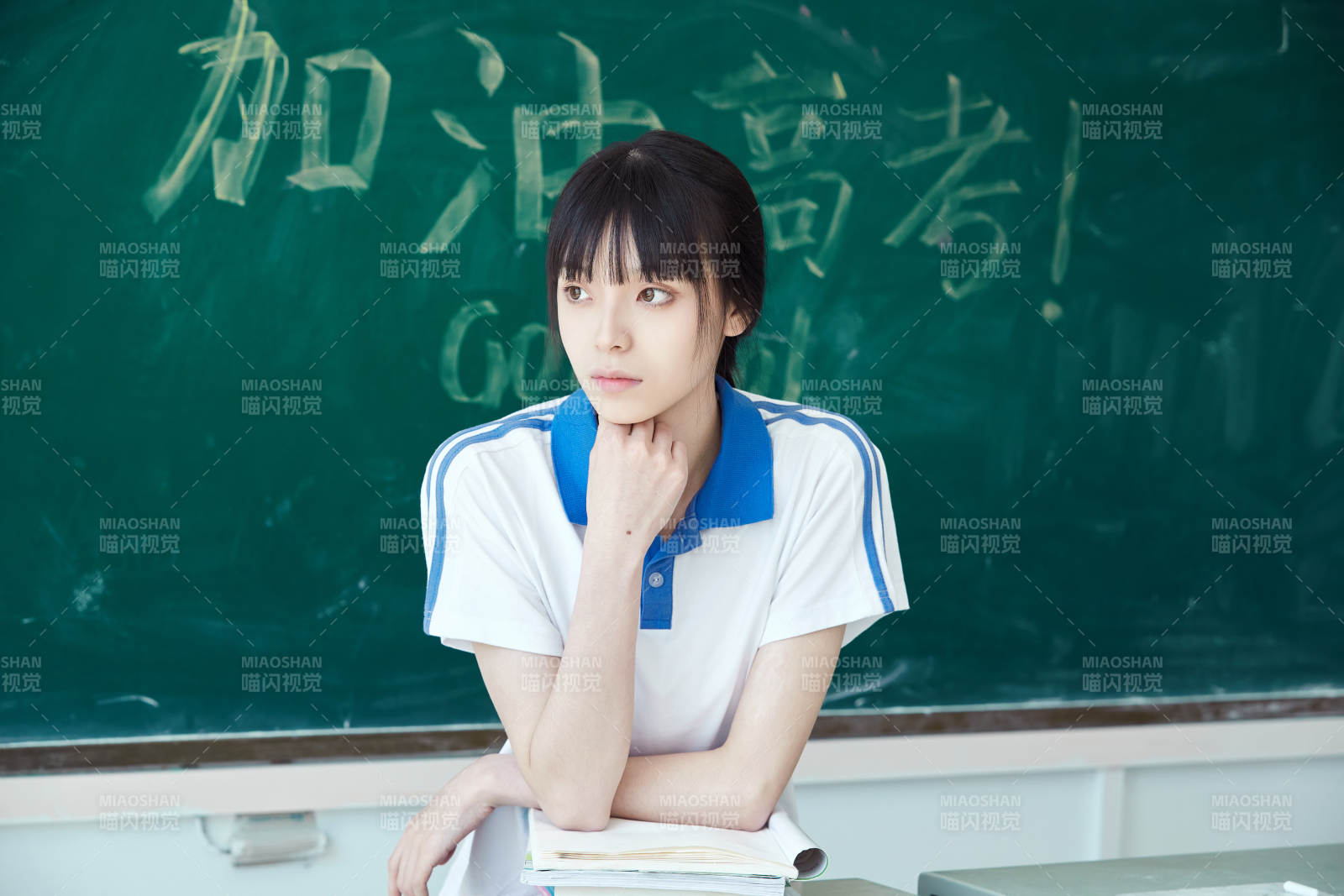 教室里講臺(tái)上為高考加油激勵(lì)的高中生