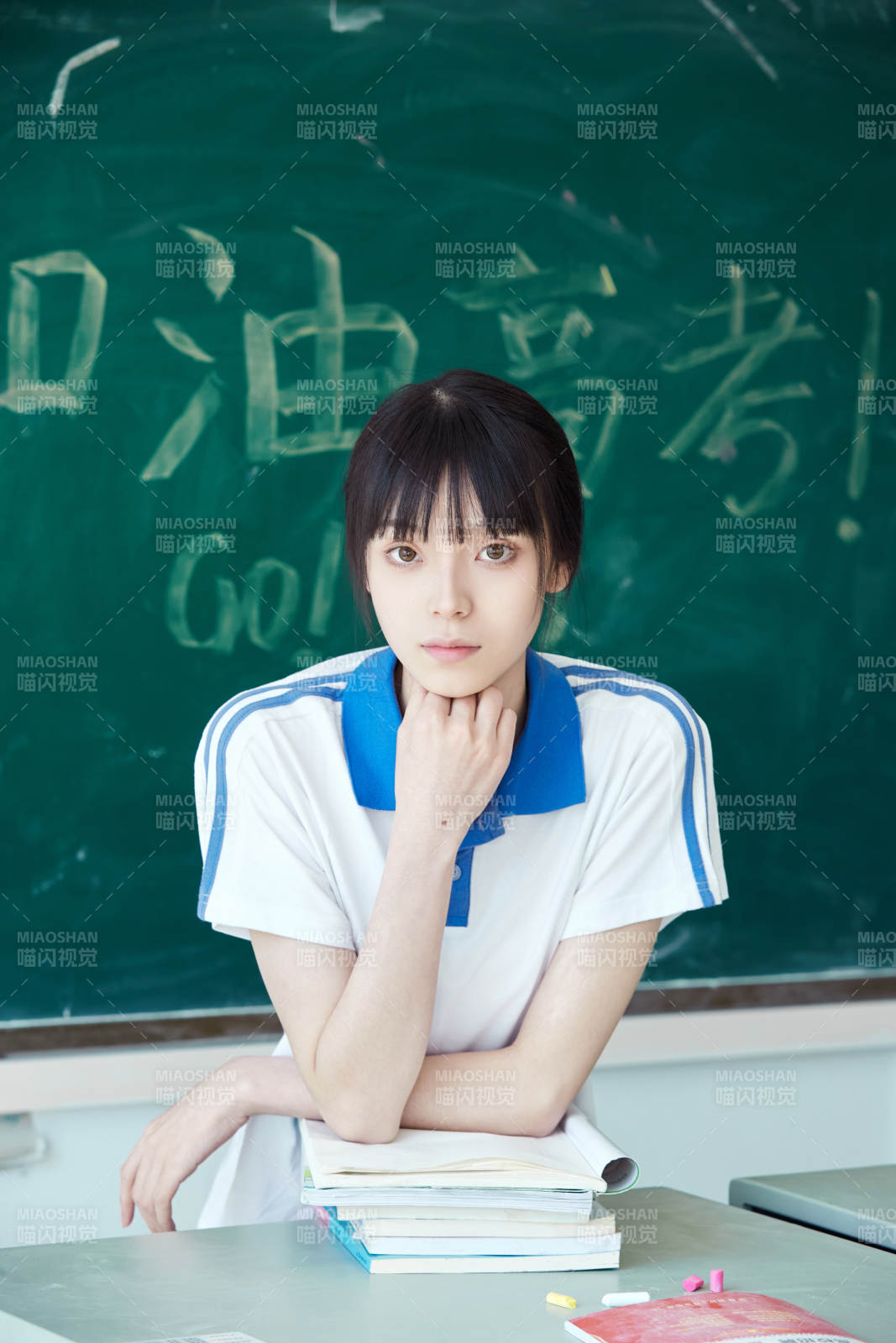 教室里講臺(tái)上為高考加油激勵(lì)的高中生