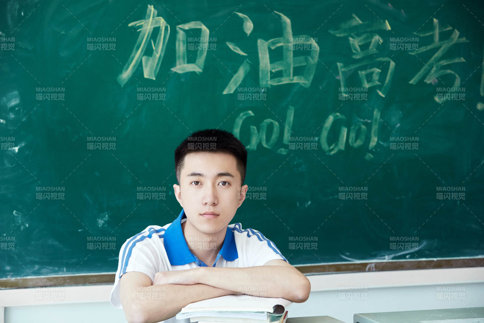 教室里講臺上為高考加油激勵的高中生