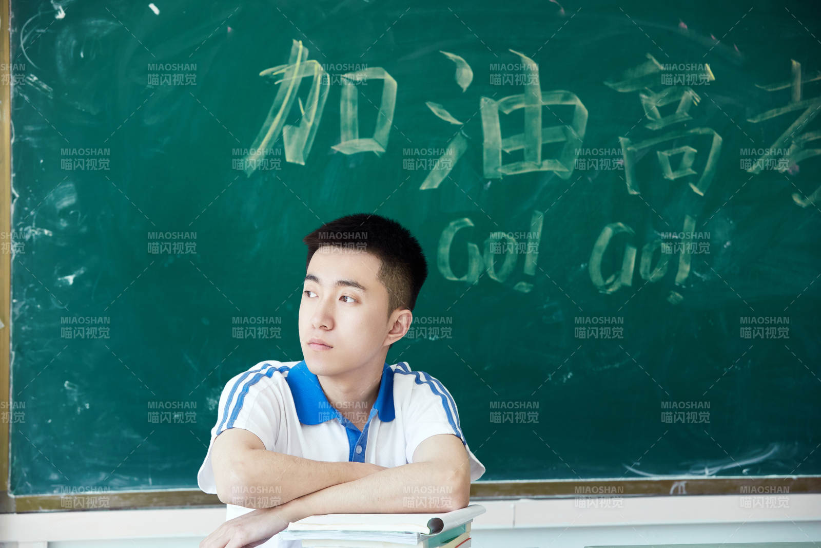 教室里講臺上為高考加油激勵的高中生