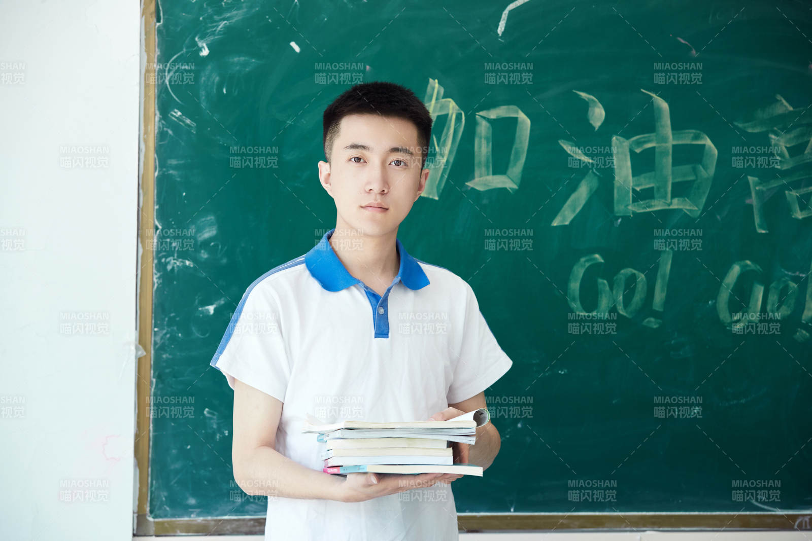 教室里講臺(tái)上為高考加油激勵(lì)的高中生