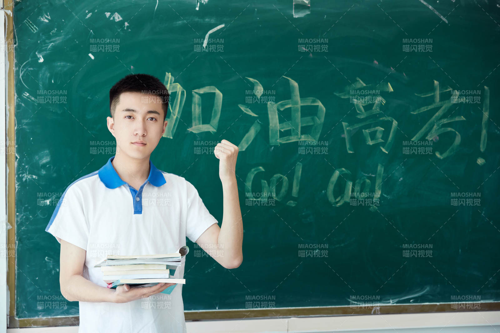 學(xué)校走廊里抱著書本的女高中生