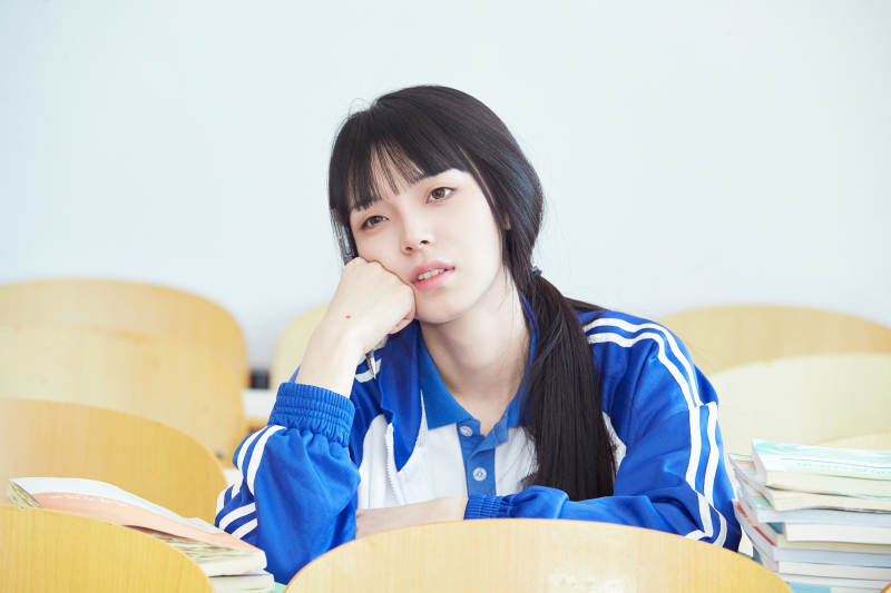 教室里努力看书学习备战高考的女高中生