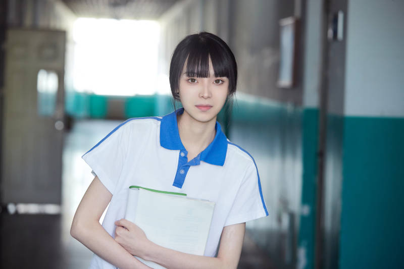 学校走廊里抱着书本的女高中生