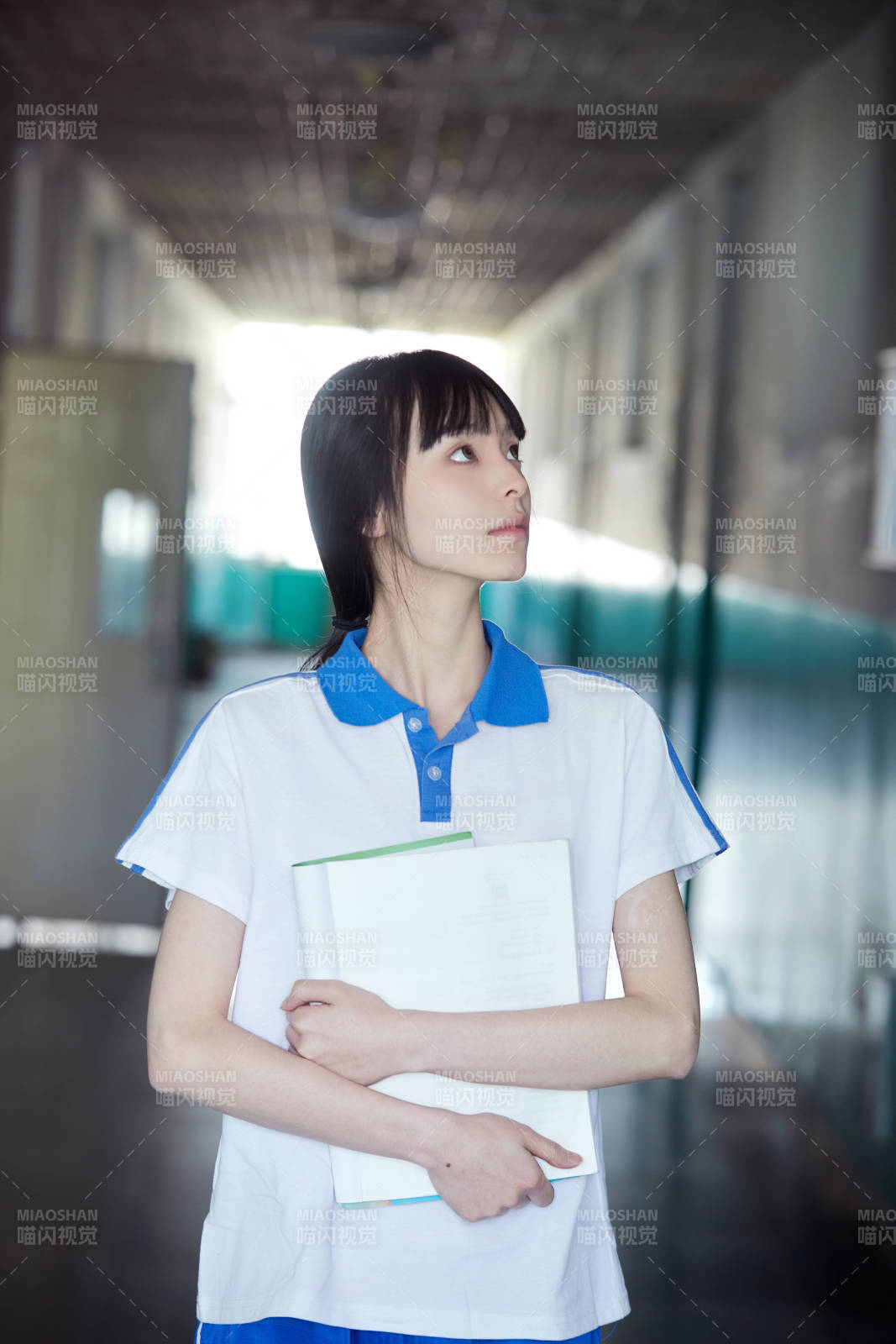 在學校教學樓陽臺復習看書的高中生