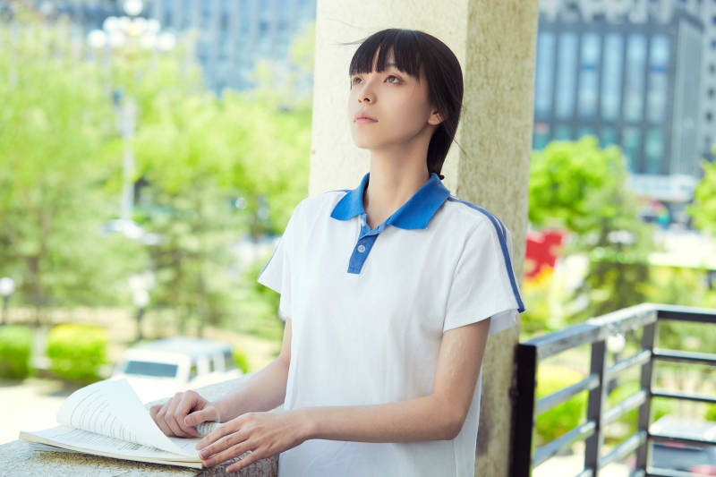 在学校教学楼阳台复习看书的高中生