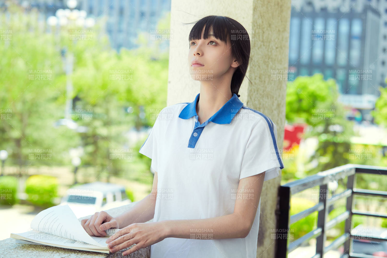 在学校教学楼阳台复习看书的高中生