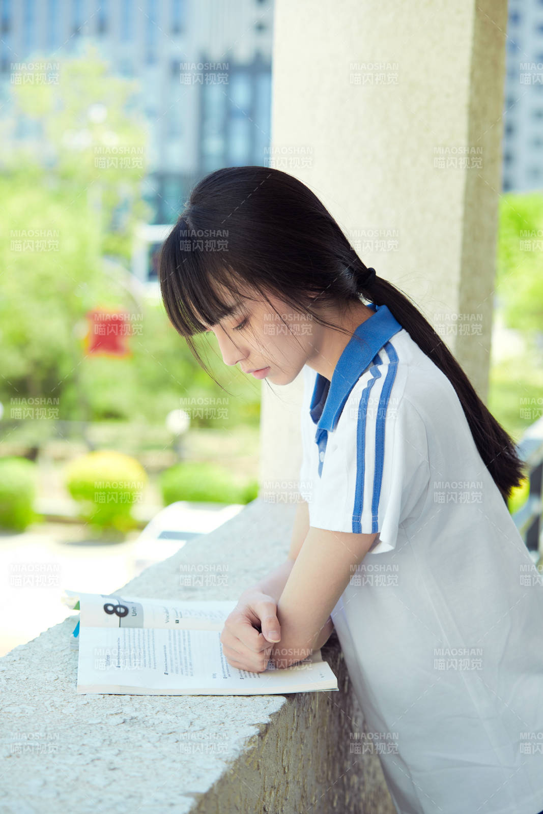 在学校教学楼阳台复习看书的高中生