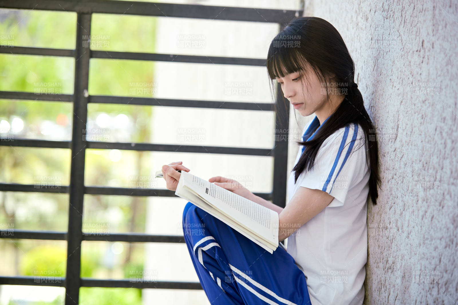 在学校教学楼阳台复习看书的高中生