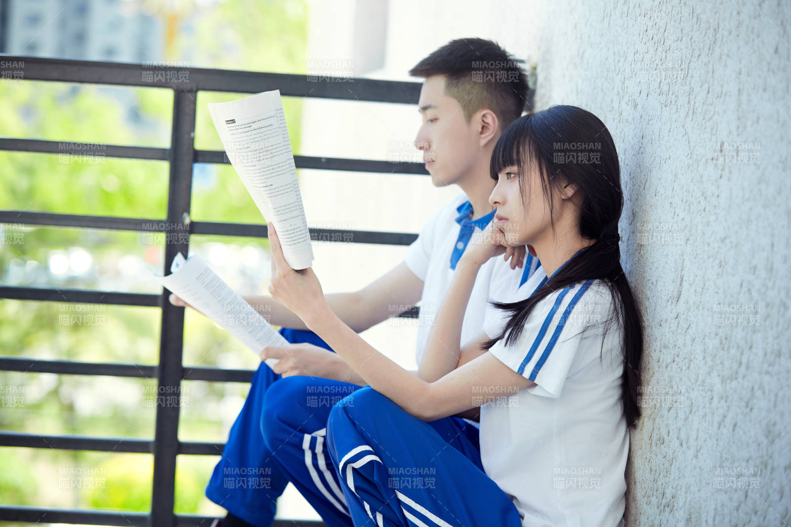 在学校教学楼阳台复习看书的高中生