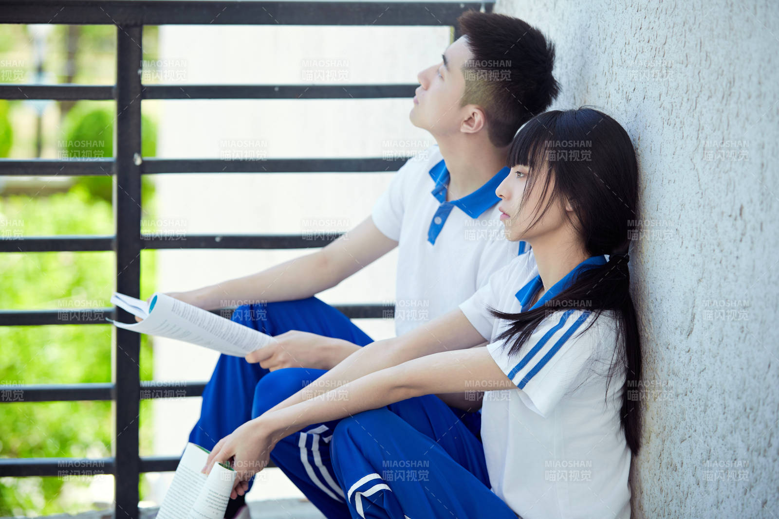 在學校教學樓陽臺復習看書的高中生