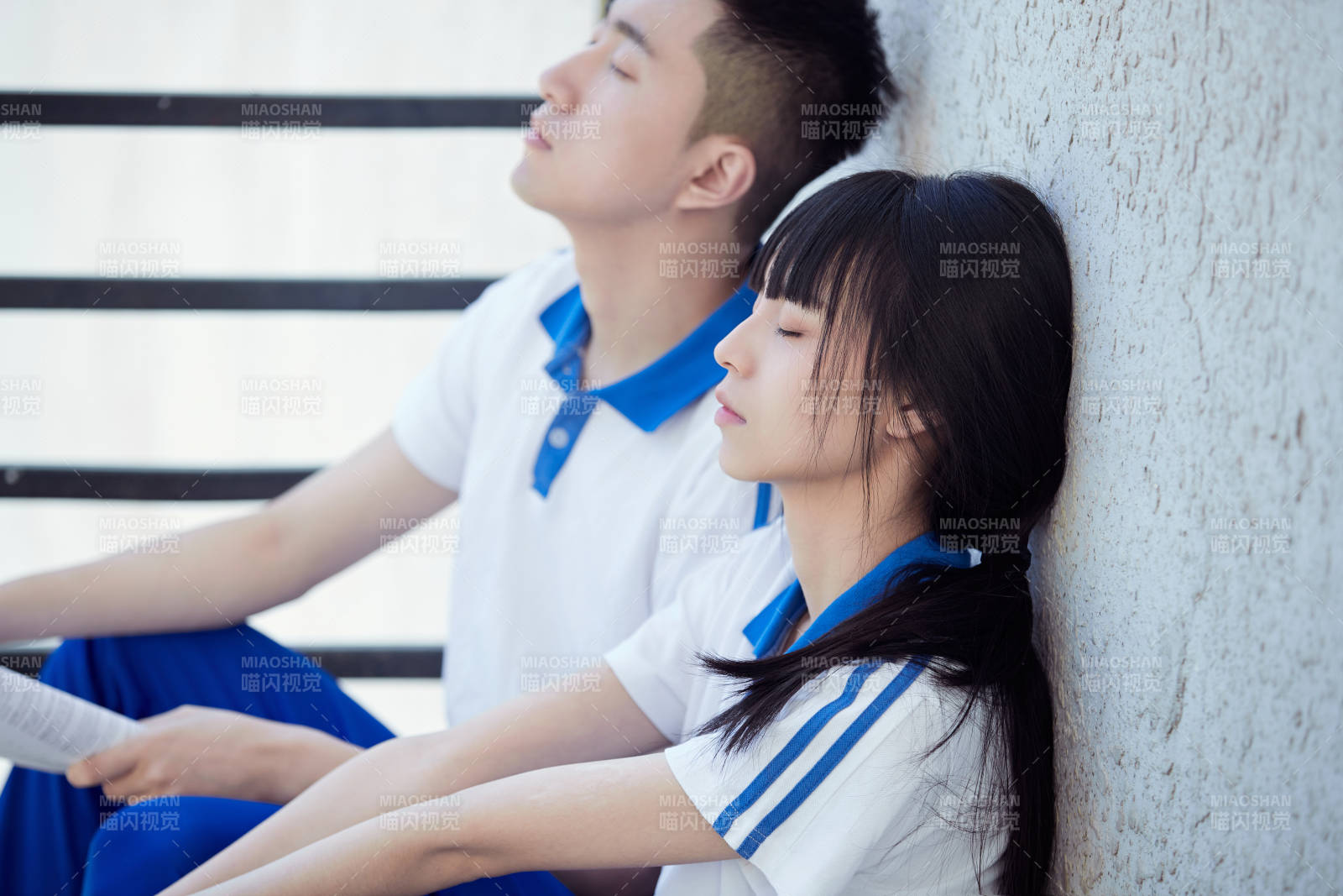 在学校教学楼阳台复习看书的高中生