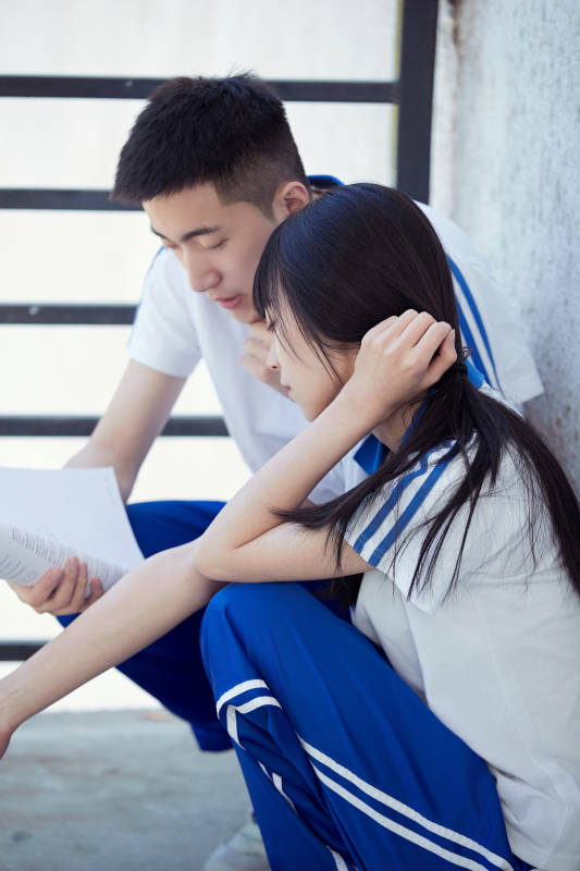 在学校教学楼阳台复习看书的高中生