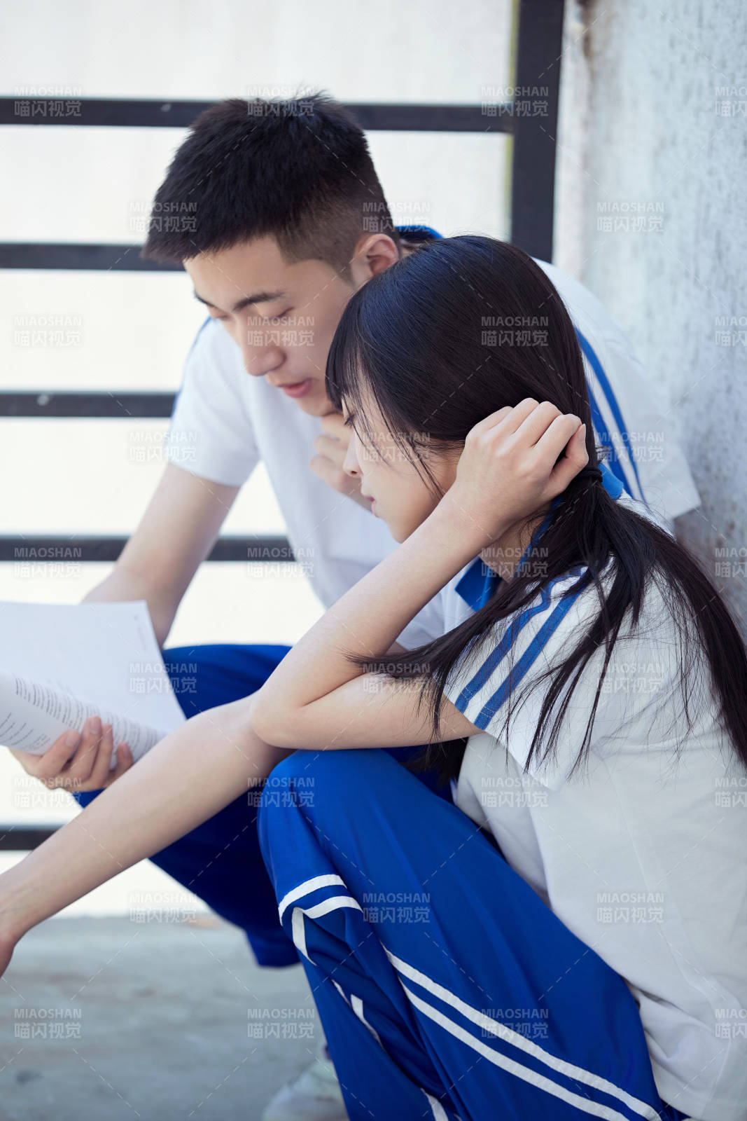 在学校教学楼阳台复习看书的高中生