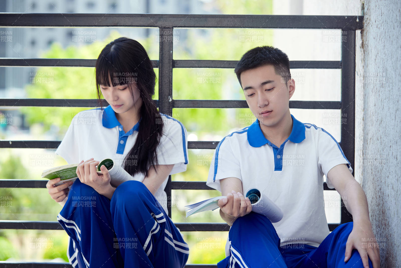 在学校教学楼阳台复习看书的高中生