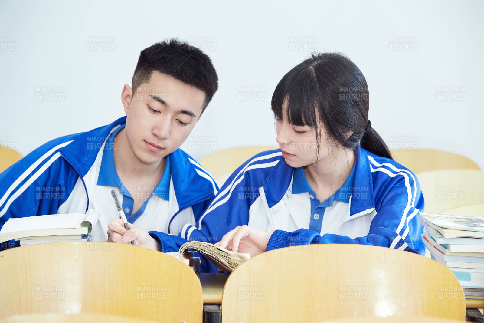 教室里努力看书学习备战高考的高中生