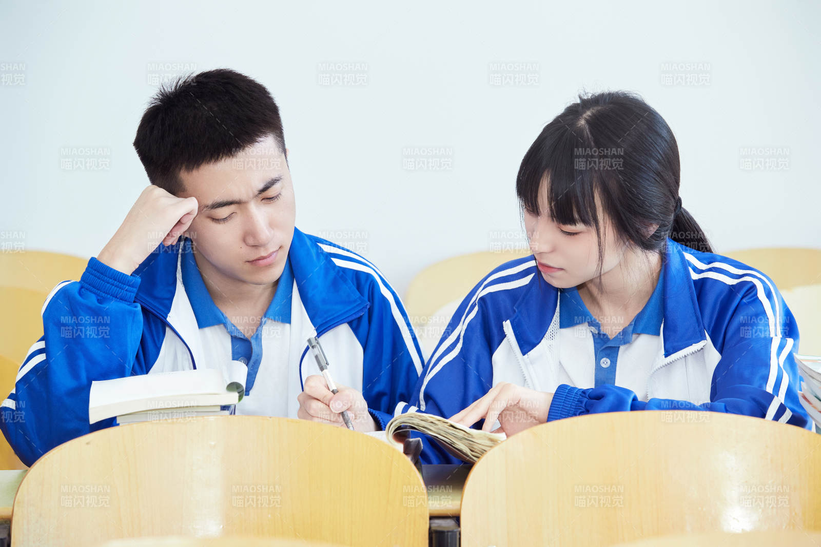 教室里努力看书学习备战高考的高中生