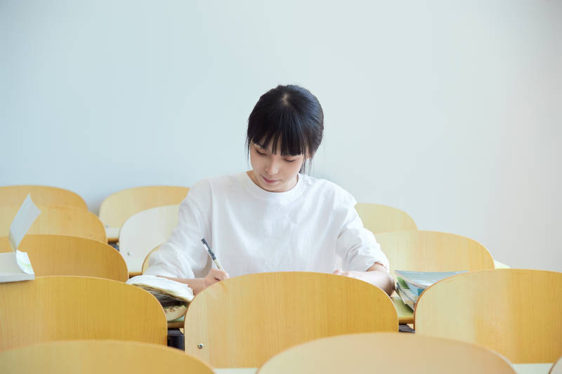 自习室努力看书学习备战考试的大学生