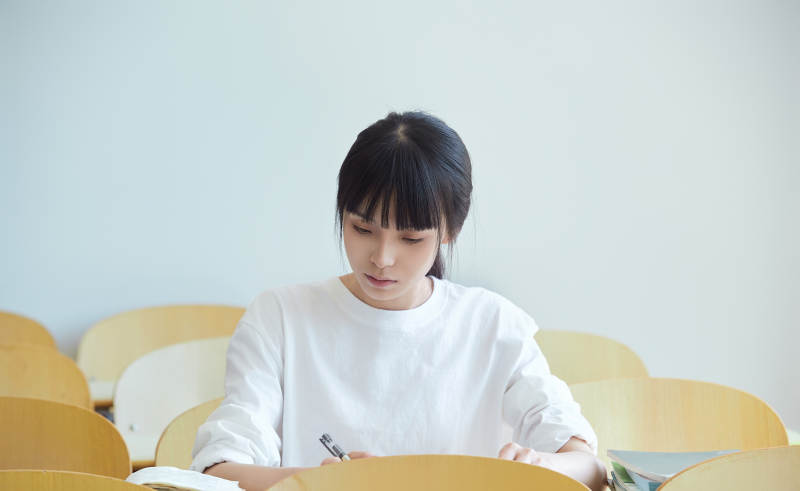 自习室努力看书学习备战考试的大学生