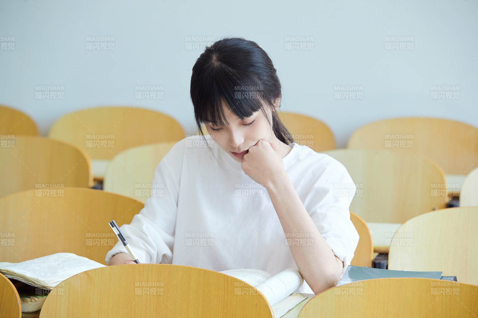 自習室努力看書學習備戰考試的大學生