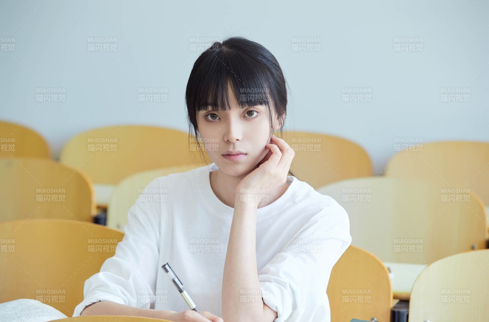 自习室努力看书学习备战考试的大学生