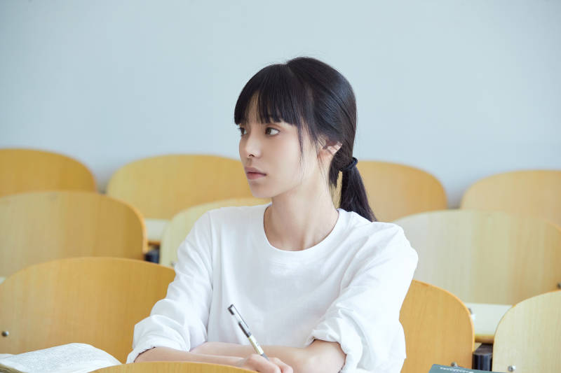 自习室努力看书学习备战考试的大学生