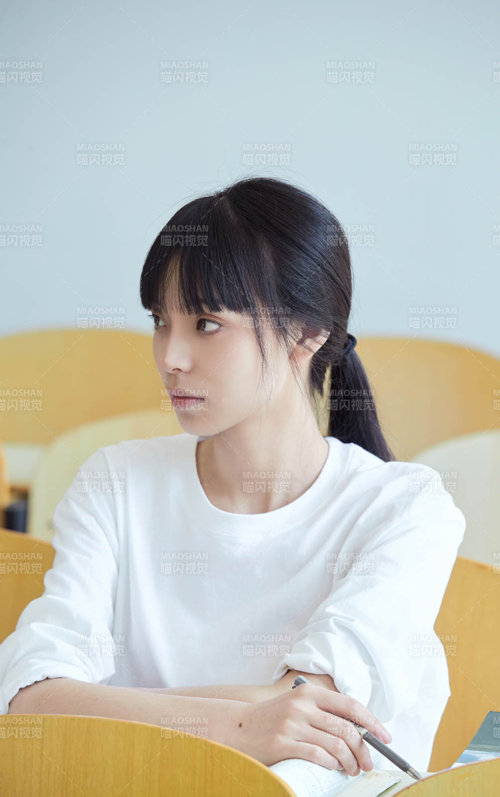 自习室努力看书学习备战考试的大学生图片