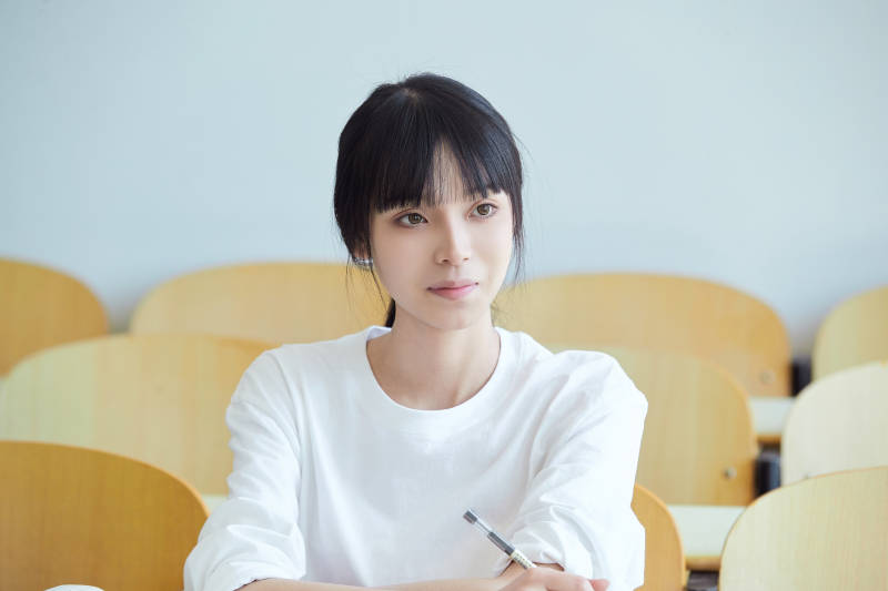 自习室努力看书学习备战考试的大学生