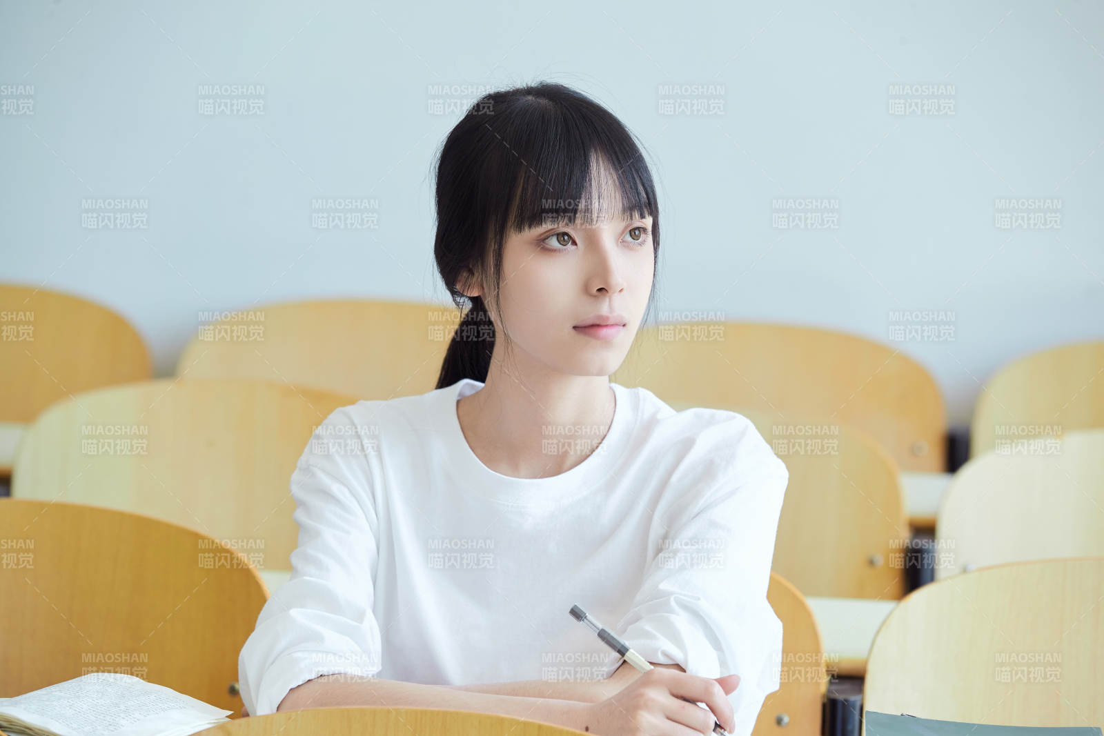 自习室努力看书学习备战考试的大学生图片