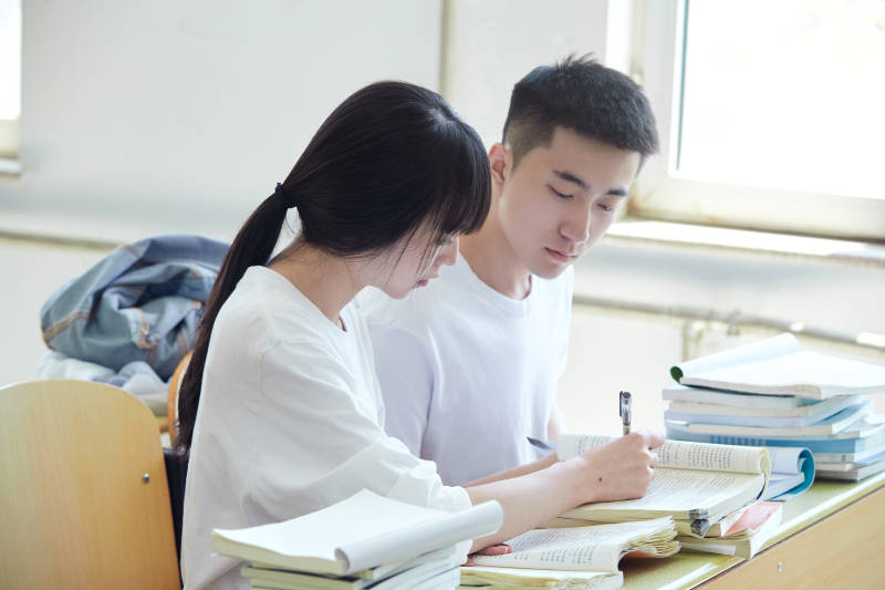 自习室努力看书学习备战考试的大学生