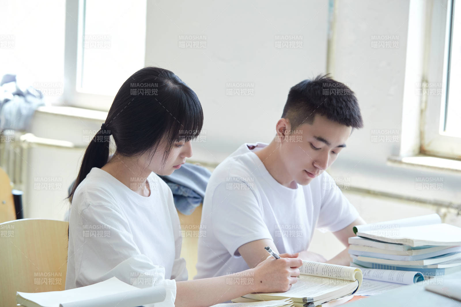 自习室努力看书学习备战考试的大学生图片