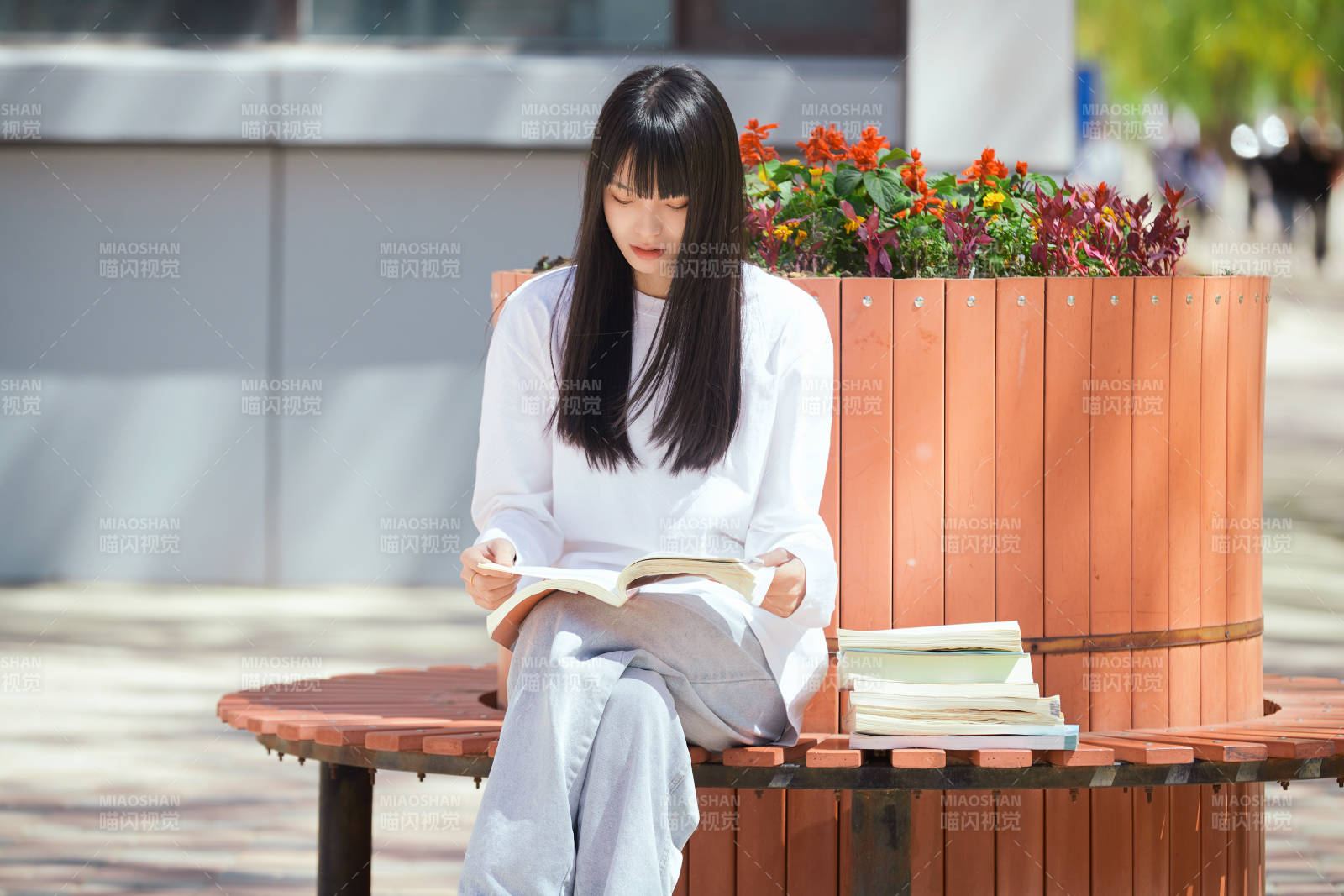 户外校园里读书学习的女大学生