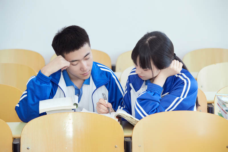 教室里努力看书学习备战高考的高中生