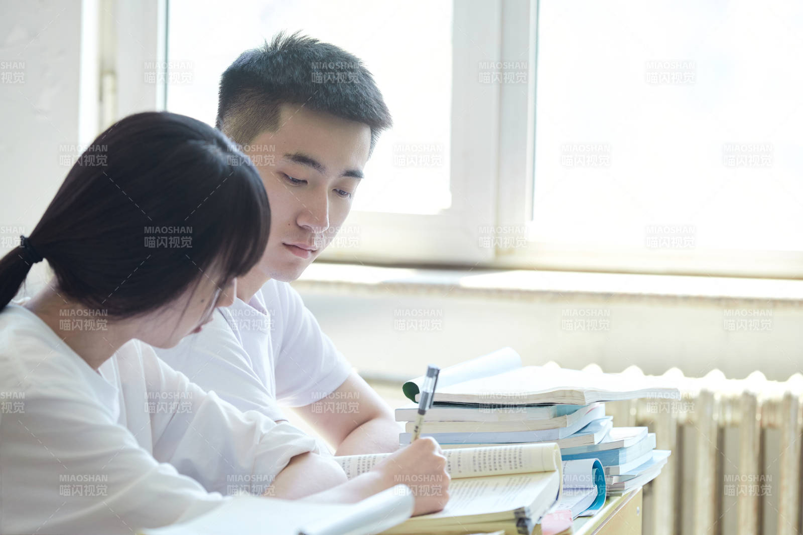 自习室努力看书学习备战考试的大学生图片