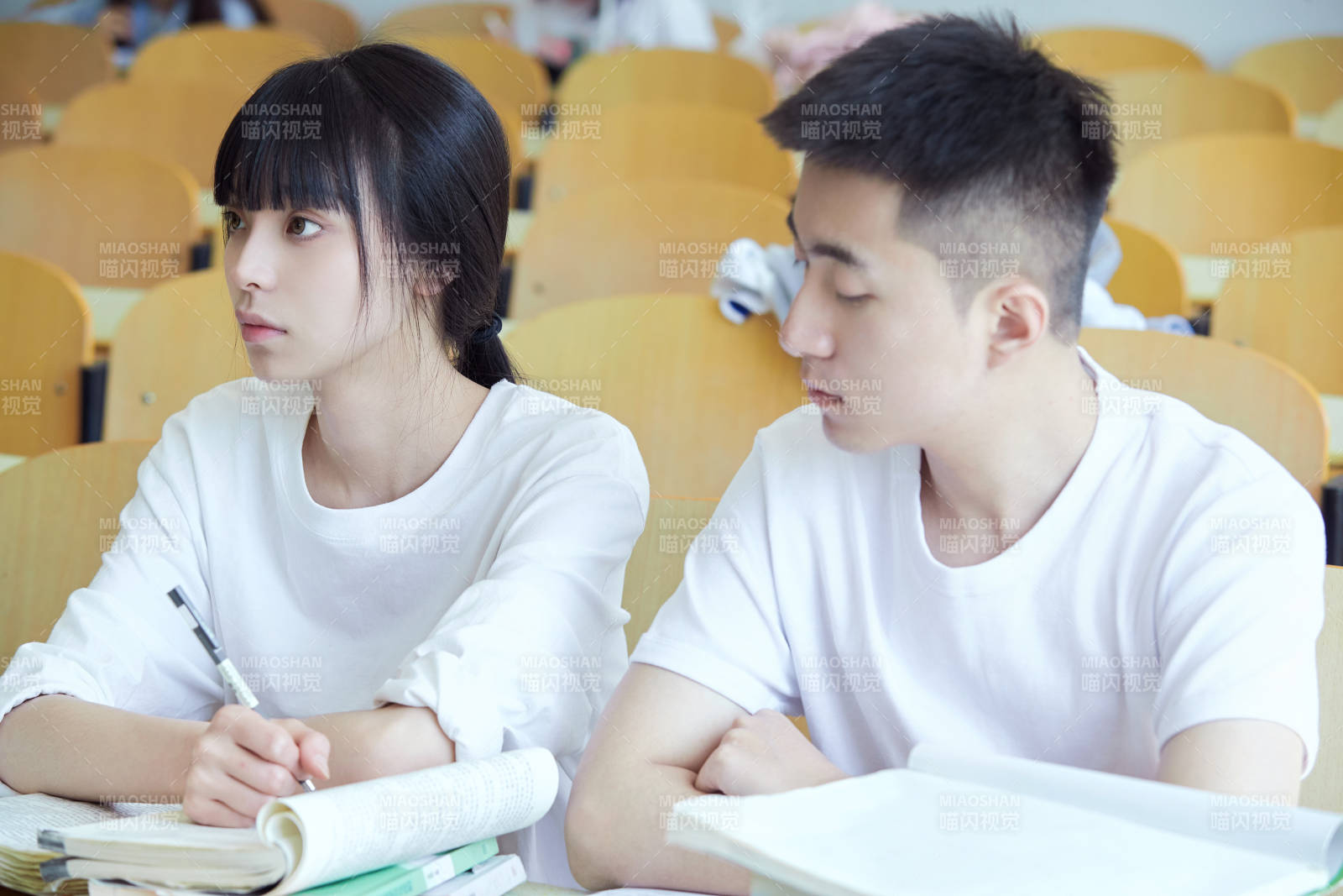 自习室努力看书学习备战考试的大学生