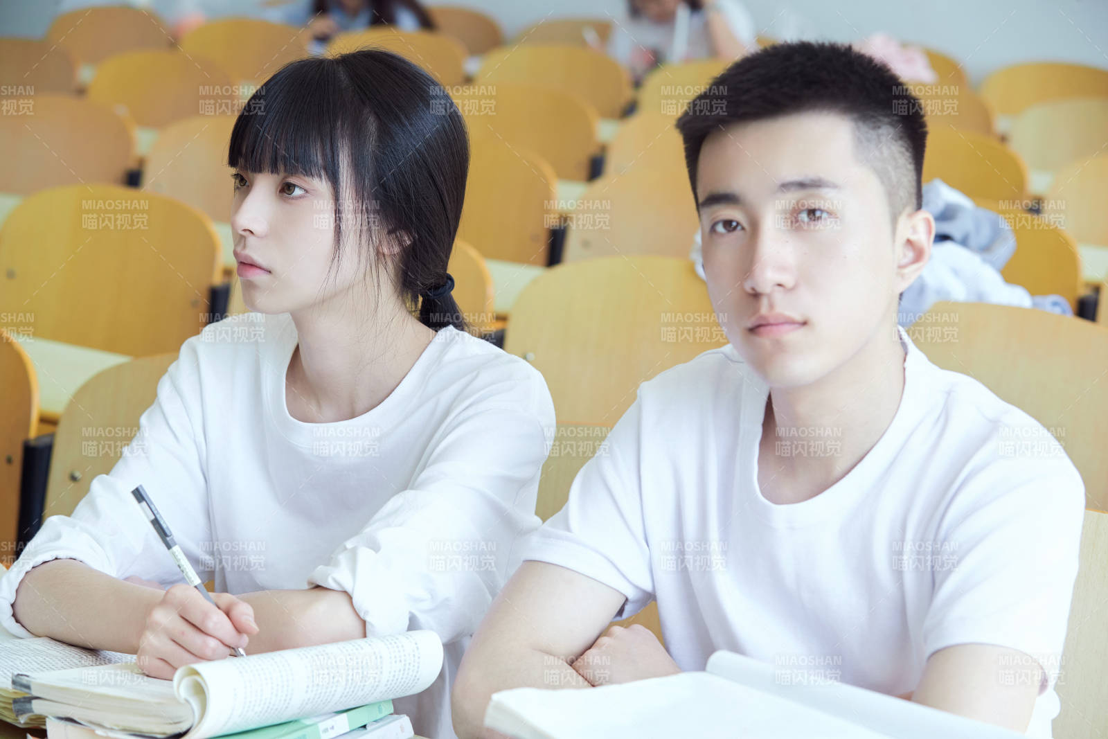 自習室努力看書學習備戰考試的大學生