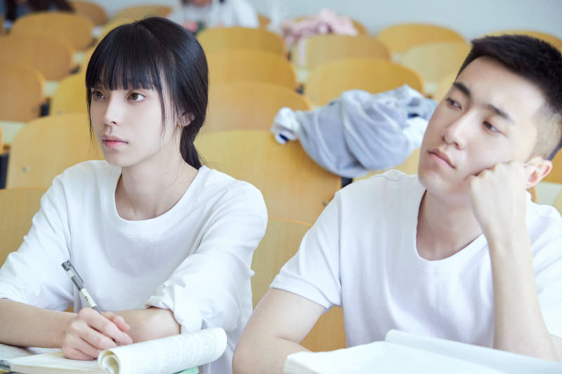 自习室努力看书学习备战考试的大学生