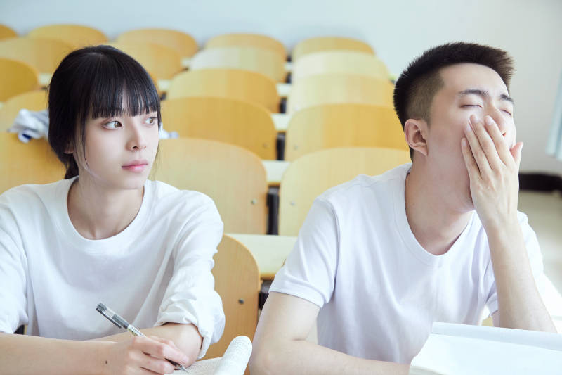 自习室努力看书学习备战考试的大学生