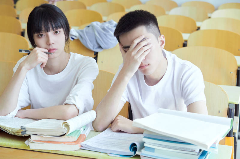 自习室努力看书学习备战考试的大学生