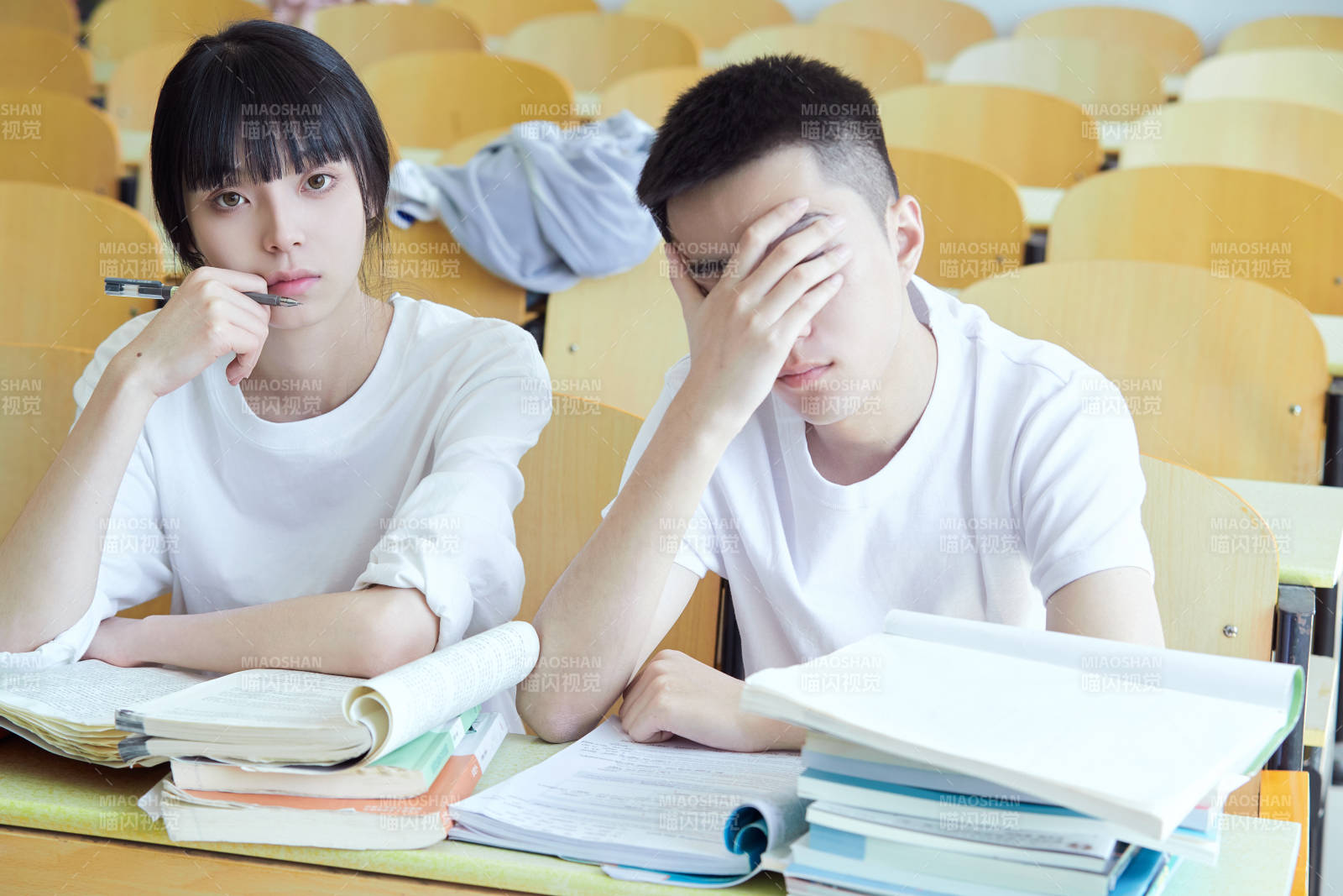 自习室努力看书学习备战考试的大学生