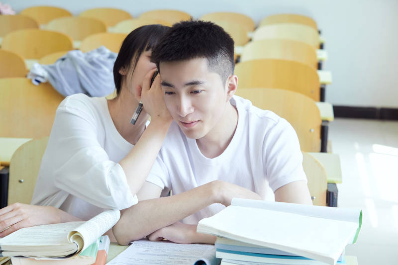 自习室努力看书学习备战考试的大学生