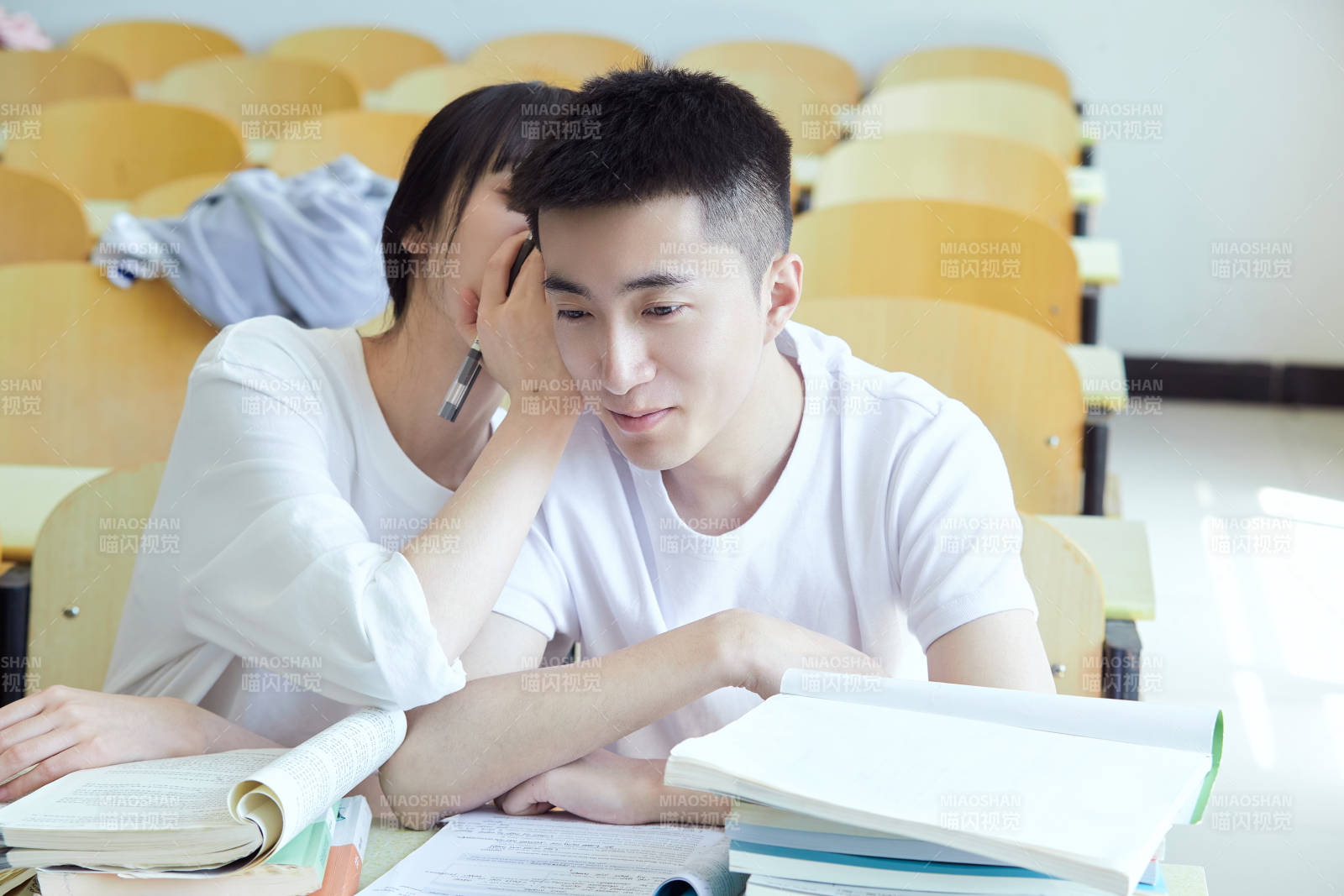 自習室努力看書學習備戰考試的大學生