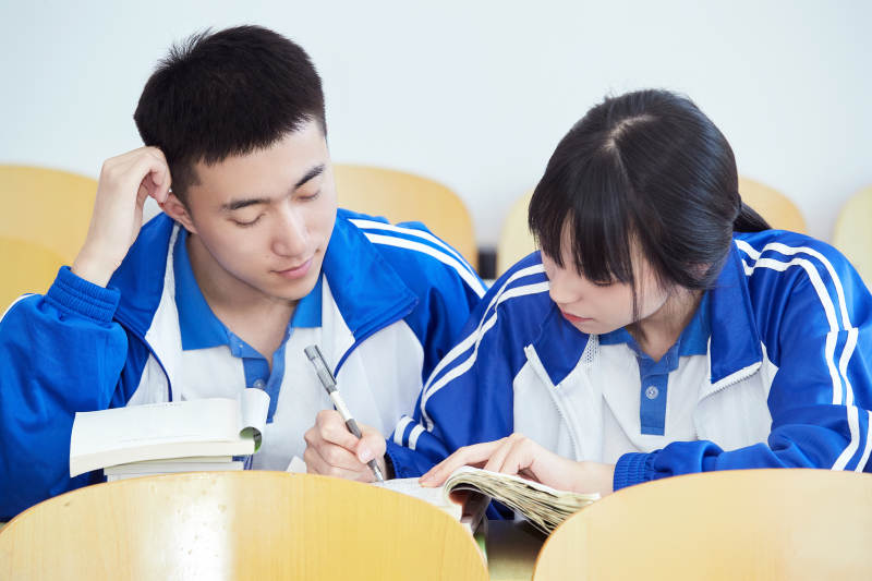 教室里努力看书学习备战高考的高中生