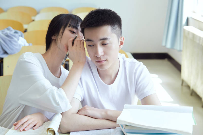 自习室努力看书学习备战考试的大学生